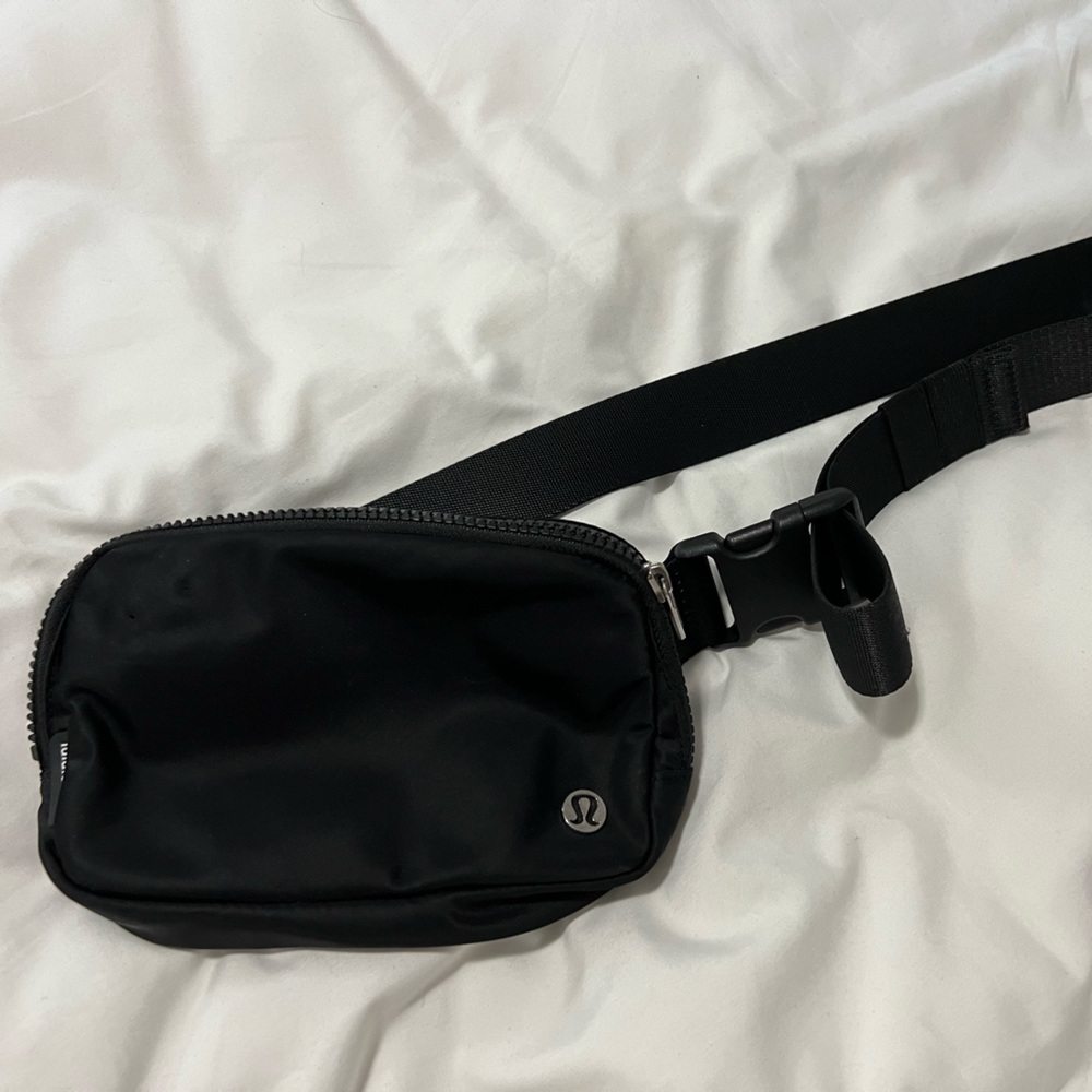 PENDING Lululemon Everywhere Belt Bag